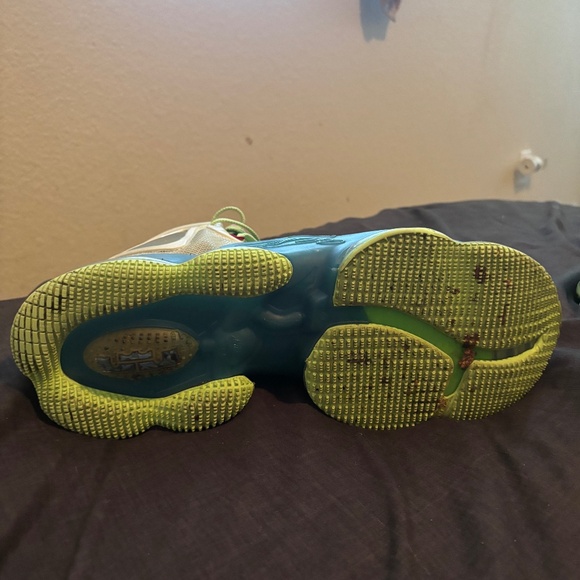 Lebron 19 - Picture 1 of 6